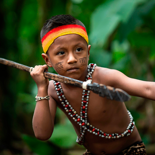 niño con lanza